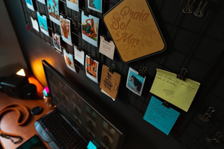 Como criar um espaço de trabalho inspirador em casa para aumentar sua produtividade e bem-estar