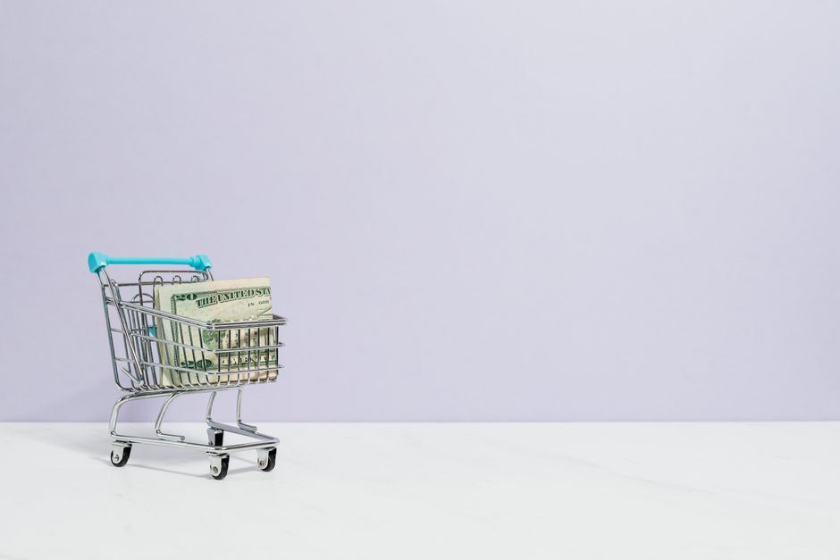 Como gerenciar seu orçamento mensal e ainda ter uma vida social ativa
