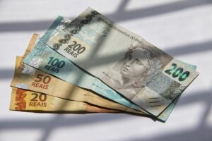 Como montar um orçamento 50-30-20 para freelancers com renda variável: passo a passo, planilha e exemplos reais