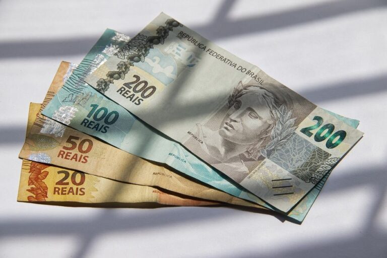 Como montar um orçamento 50-30-20 para freelancers com renda variável: passo a passo, planilha e exemplos reais