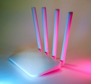 Como proteger seu Wi-Fi de casa: passo a passo para ativar WPA3, criar senha forte no roteador, isolar rede de visitantes e bloquear intrusos