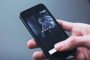 Mobilidade: Uber vs. 99 (comparativo de tarifas dinâmicas).