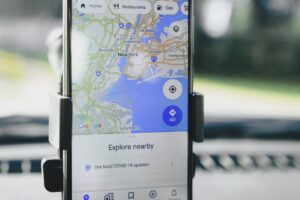 Navegação GPS: Waze vs. Google Maps no trânsito urbano.